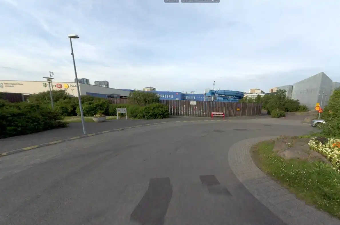 Sauð upp úr í gufunni í Salalaug - Veittist að „fáránlega frekum“ unglingsdreng og tók hann hálstaki