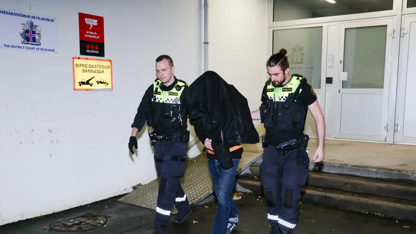 Sau­tján voru hand­teknir í að­gerðum lög­reglu - Vísir