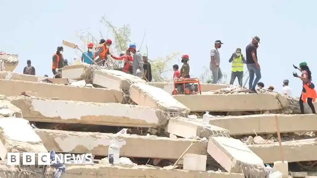 Search for survivors continues at Catia La Mar social housing site