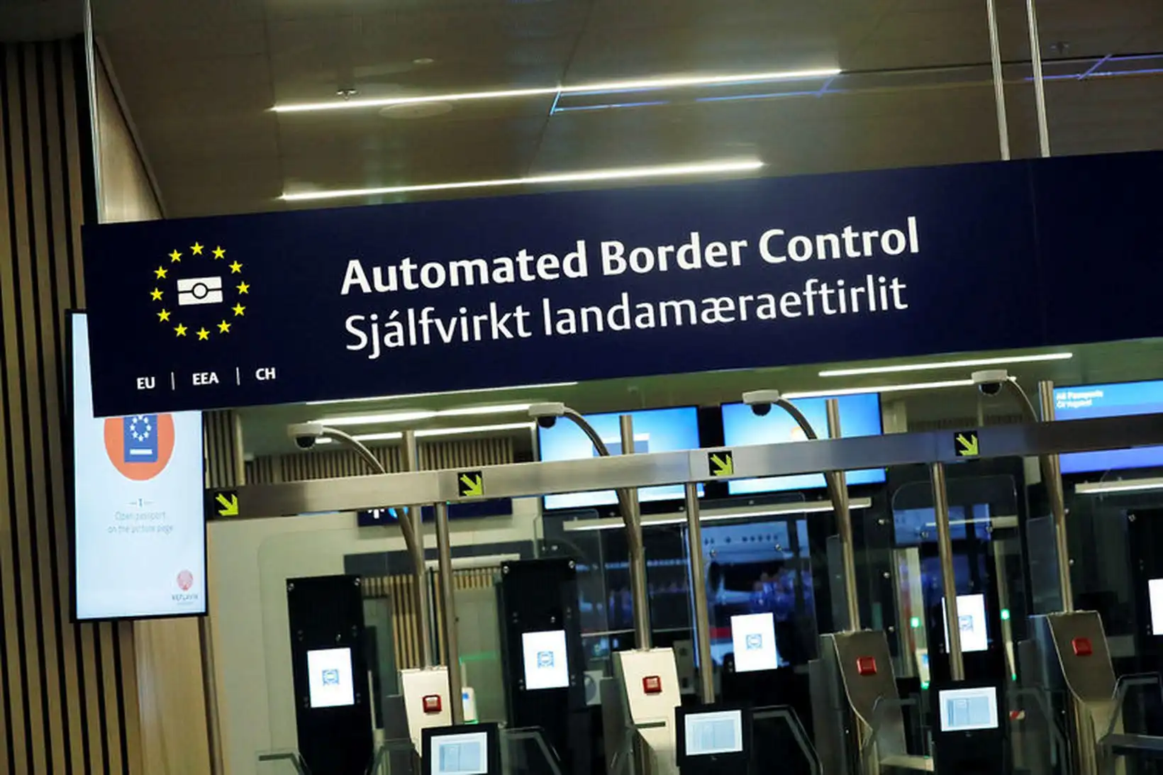 Segir eðlilegar skýringar á töfum við landamæraeftirlit - MBL.IS