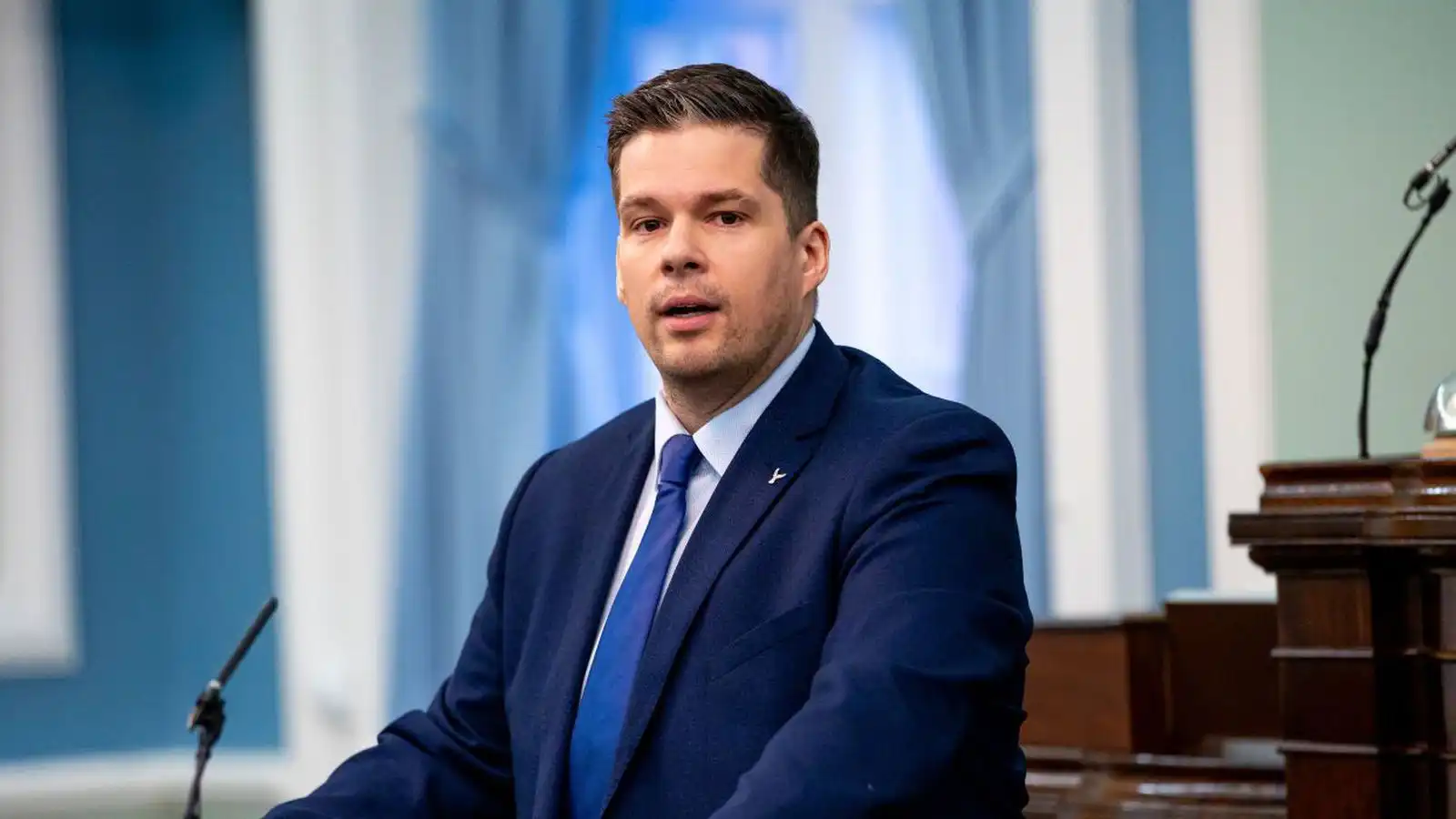 Segir „gerviþak“ breyta litlu um „ryk­sugu“ Rúv - Vísir