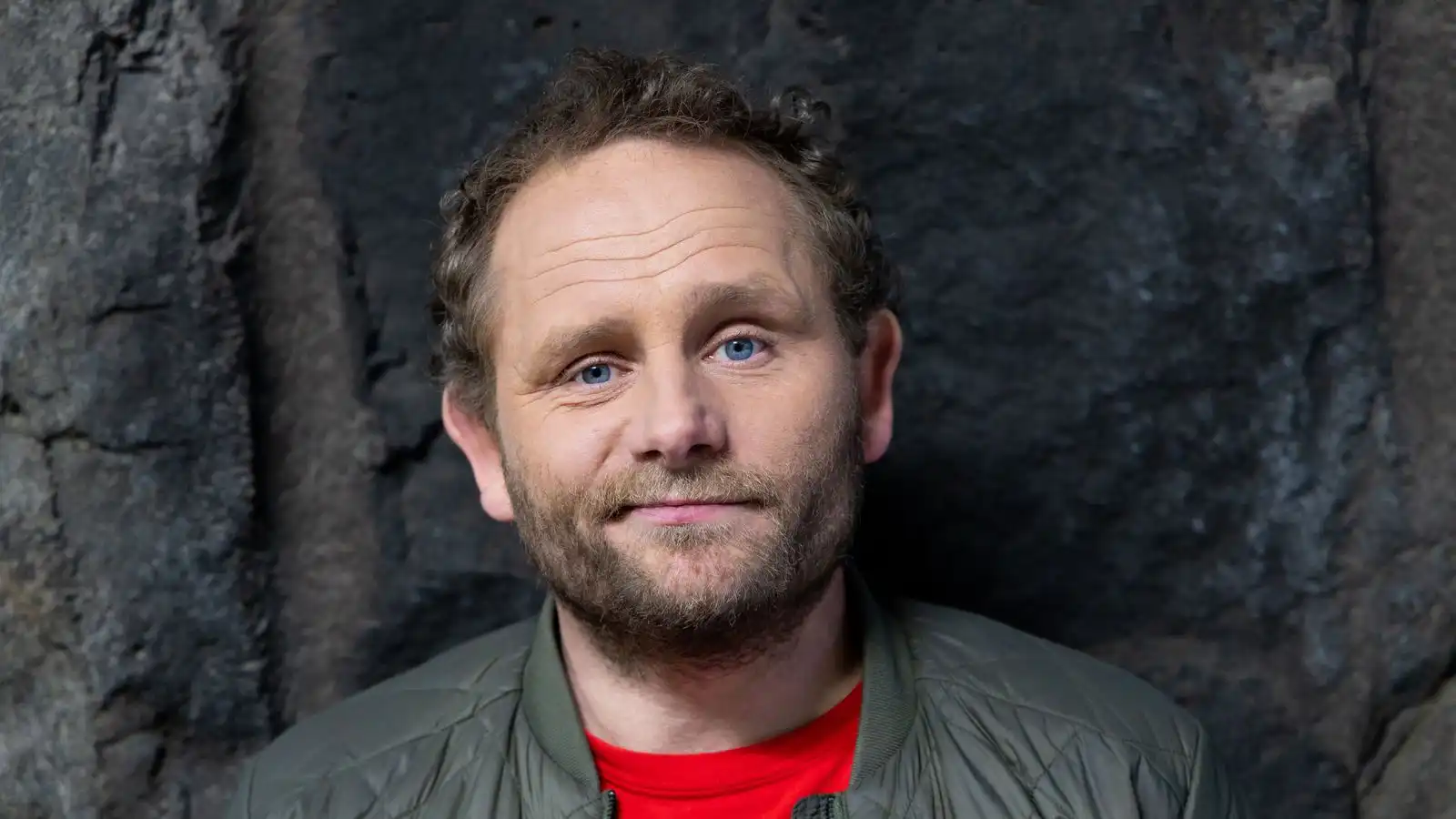 Segir soninn þann sem bundinn var á höndum og fótum - Vísir