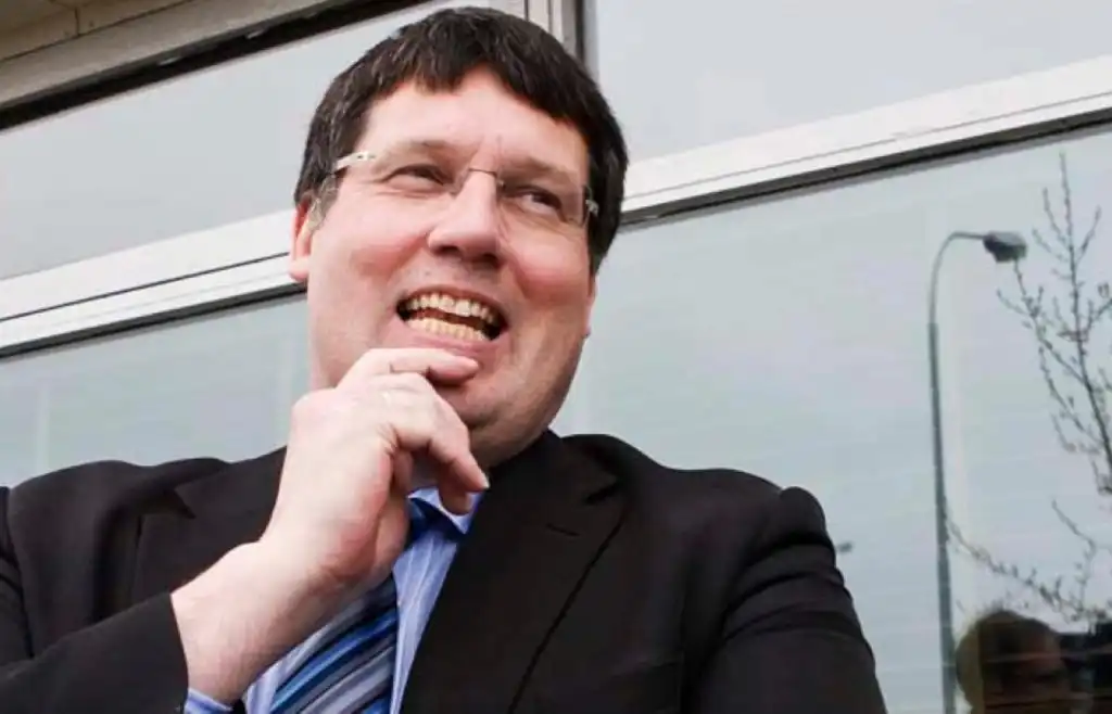 Segir þetta tefja fyrir ákvörðun í Samherjamálinu