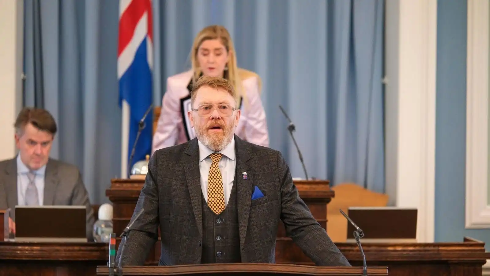 Segir Við­reisn í krísu og úti­lokar ekki að hætta stuðningi - Vísir