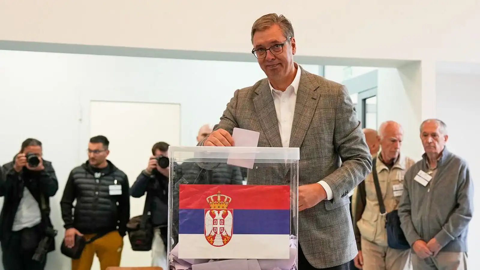Serbar ganga til skyndikosninga - Vísir
