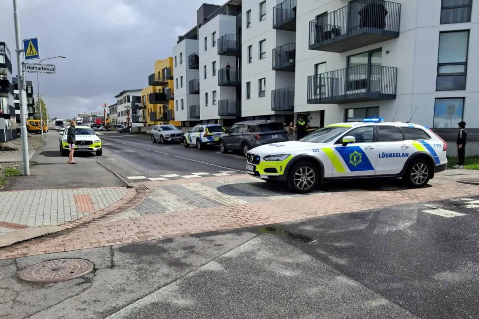 Sérsveitin og lögreglan við aðgerðir á Kársnesi - MBL.IS