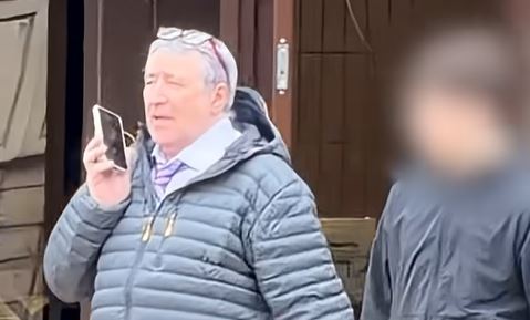 Setti upp myndavélar og kom þá upp um óhugnað stjúpföður síns – Meig í vatnsflöskur dauðvona móður