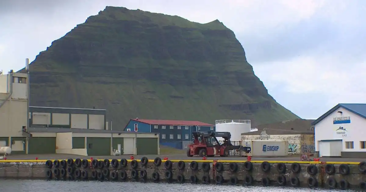 Sex skip þurft frá að hverfa vegna veðurs