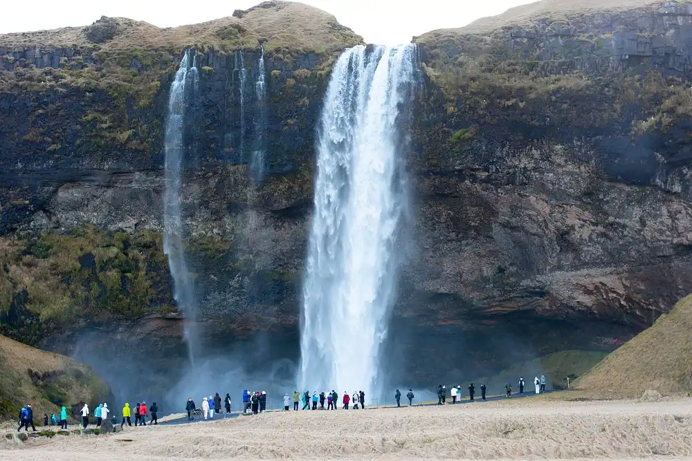 Sex vasaþjófar handteknir við Seljalandsfoss og á Selfossi