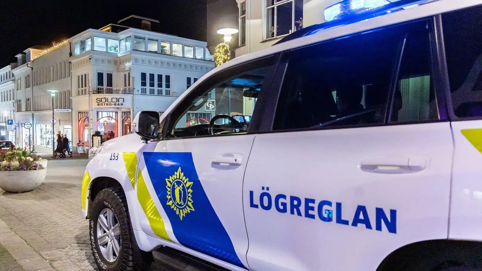 Sex­tán ára ung­lingar sóttir í bæinn eftir af­skipti lög­reglu - Vísir