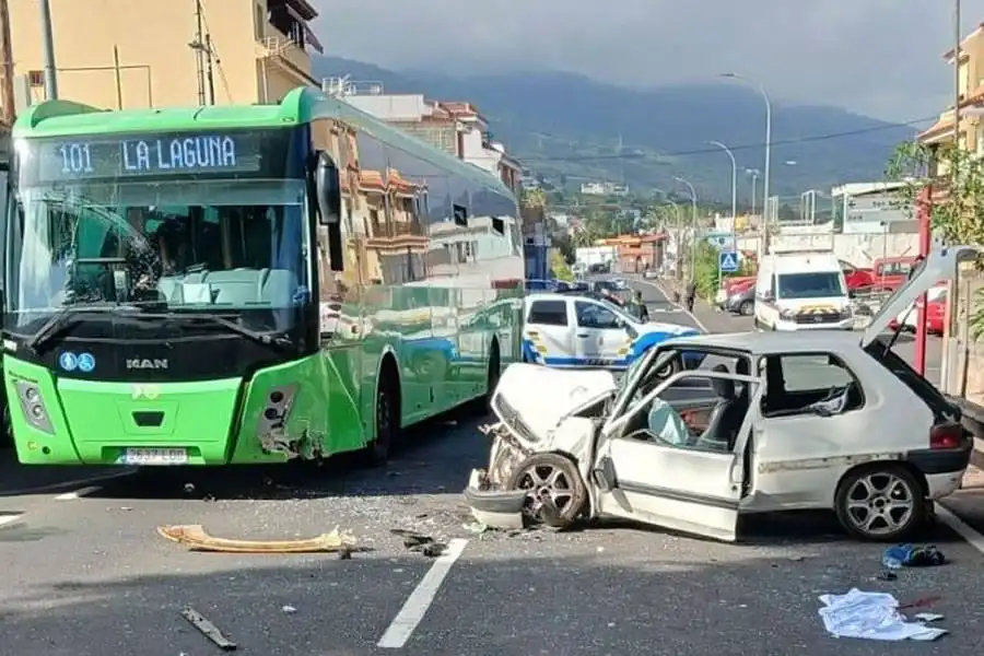 Six injured, one seriously, in crash between a bus and a car in Tenerife