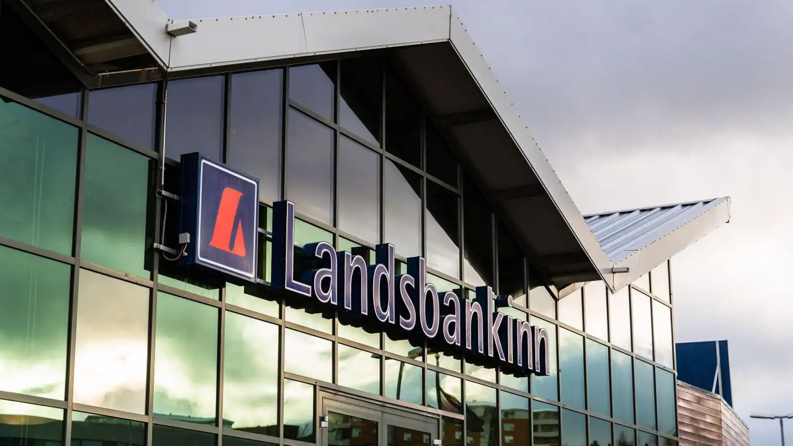 Sjö­tíu á­kærðir fyrir svíkja fé út úr Lands­bankanum - Vísir