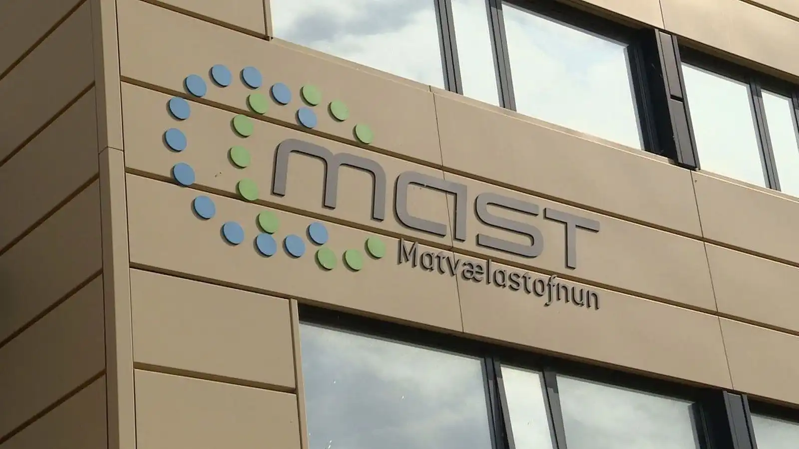 Skar kindur á háls án þess að svipta þær með­vitund fyrst - Vísir