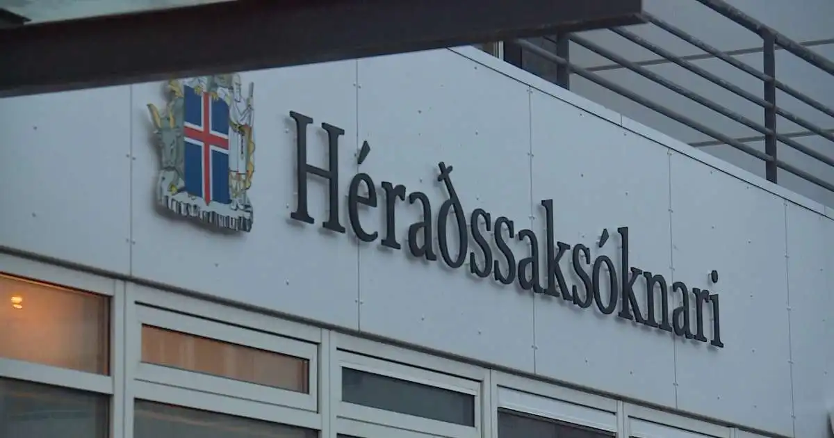 Skar konu í andliti og stakk hana í öxlina