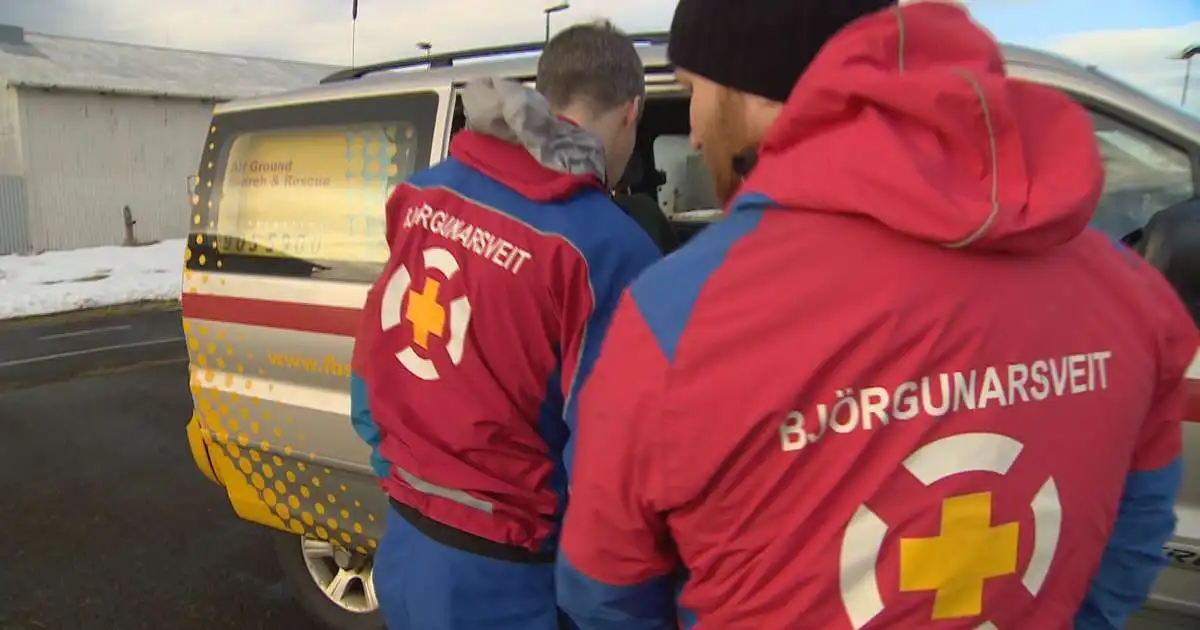Skemmuþak ætlaði af í heilu lagi