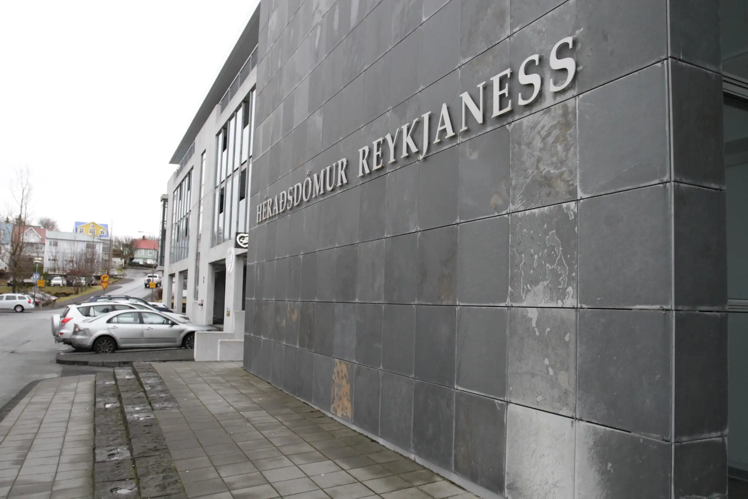 Skilorðsbundið fangelsi fyrir brot gegn átta stúlkum á aldrinum 12-14 ára