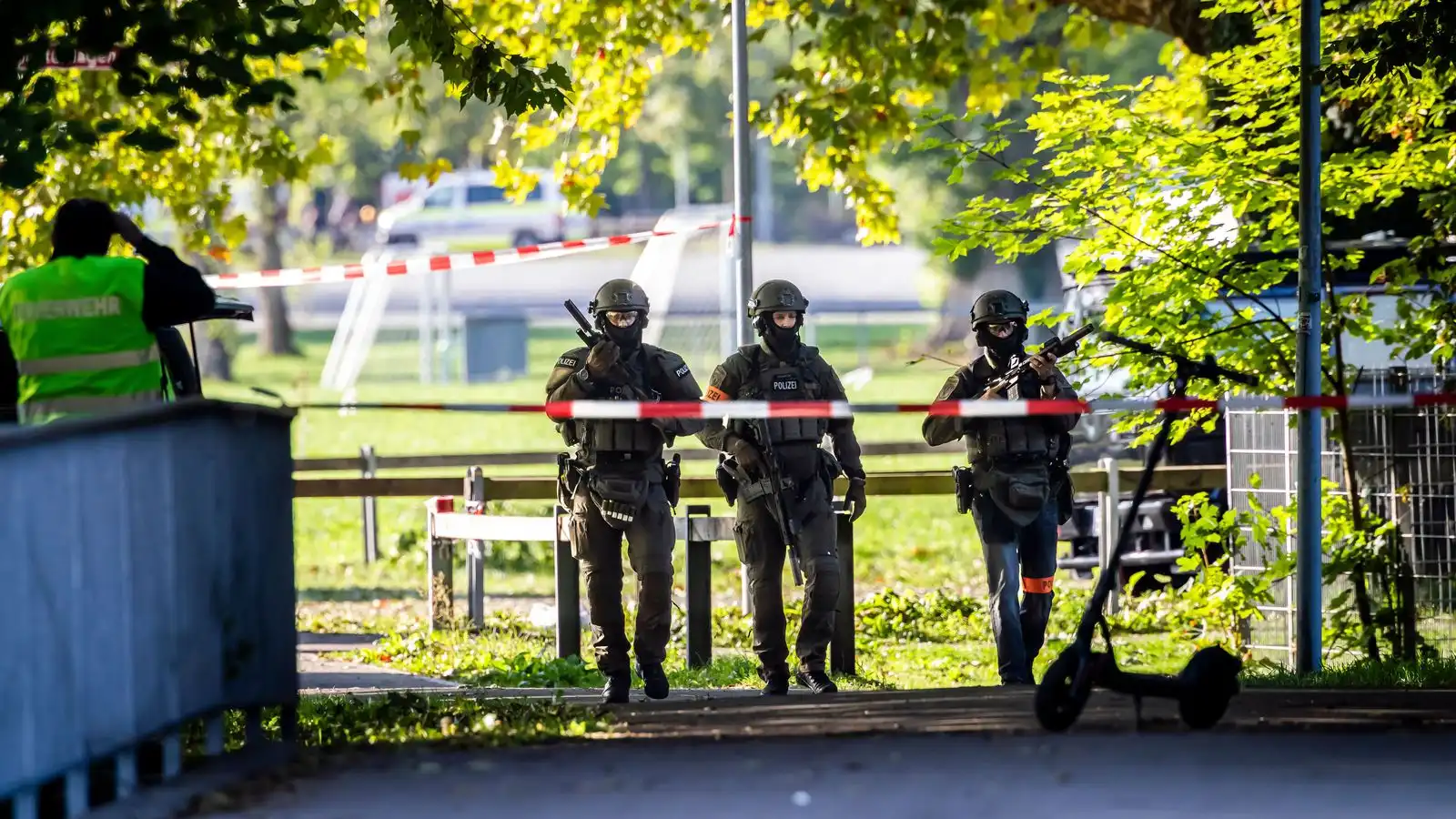 Skipu­lögð leit eftir skot­á­rás á há­tíð - Vísir