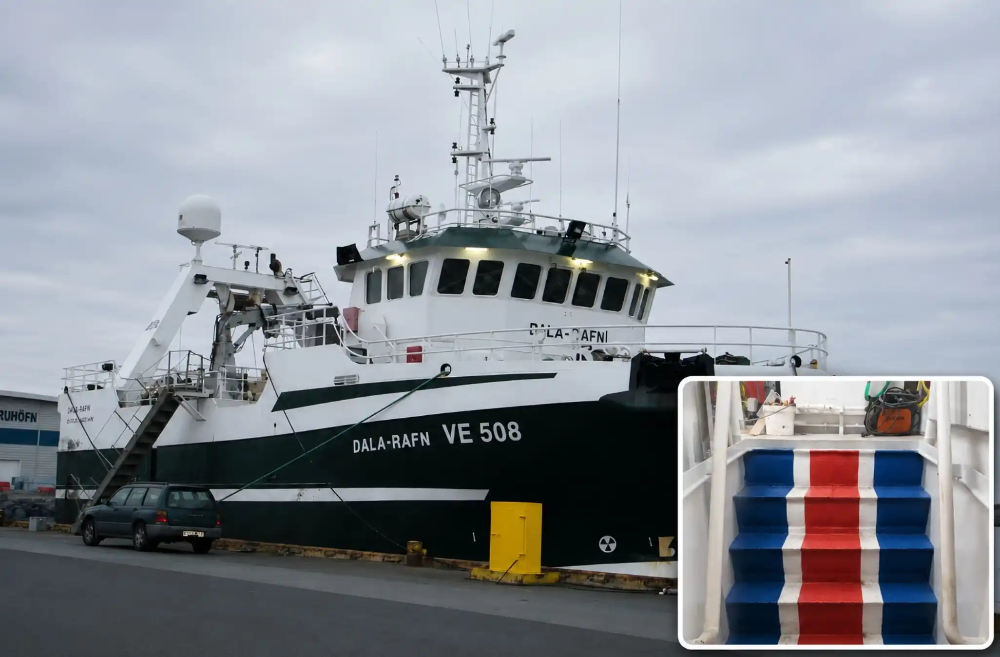 Skipverjar mála íslensku fánalitina á tröppur um borð – Var málið við Grafarvogskirkju þeim innblástur?
