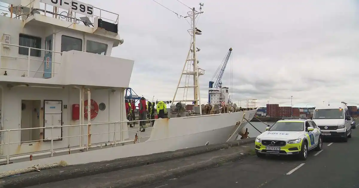 Skipverjum Bandero brottvísað