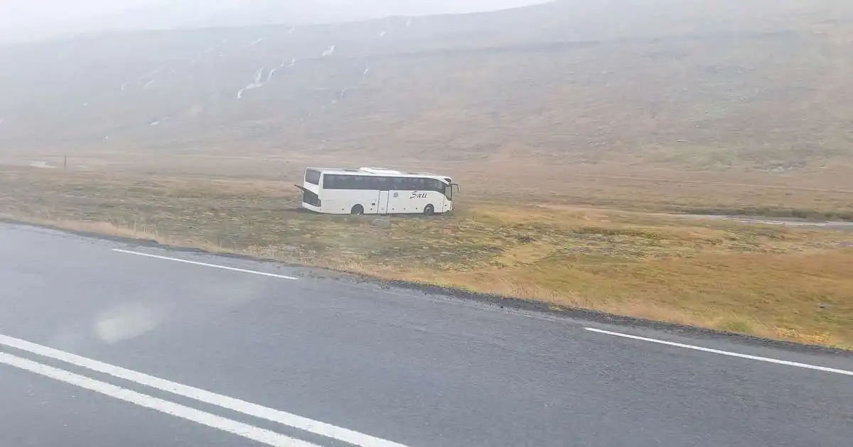 Skólabörn fengu áfallahjálp eftir að rúta ók út af í hvassviðri
