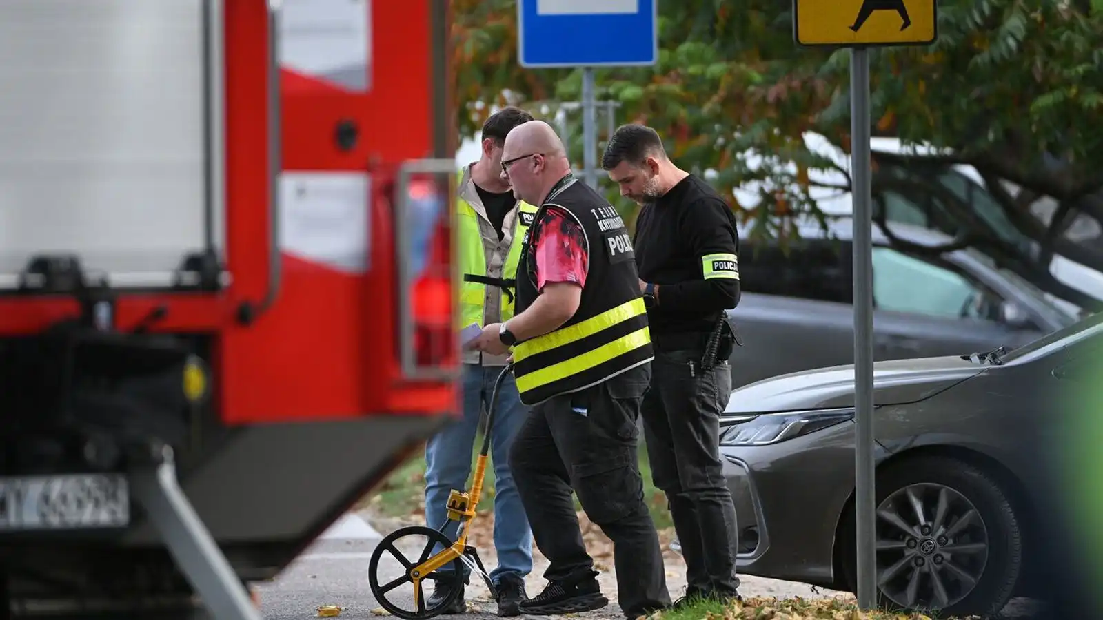 Skólum lokað eftir á­rásir og tíu hand­teknir vegna hótana - Vísir