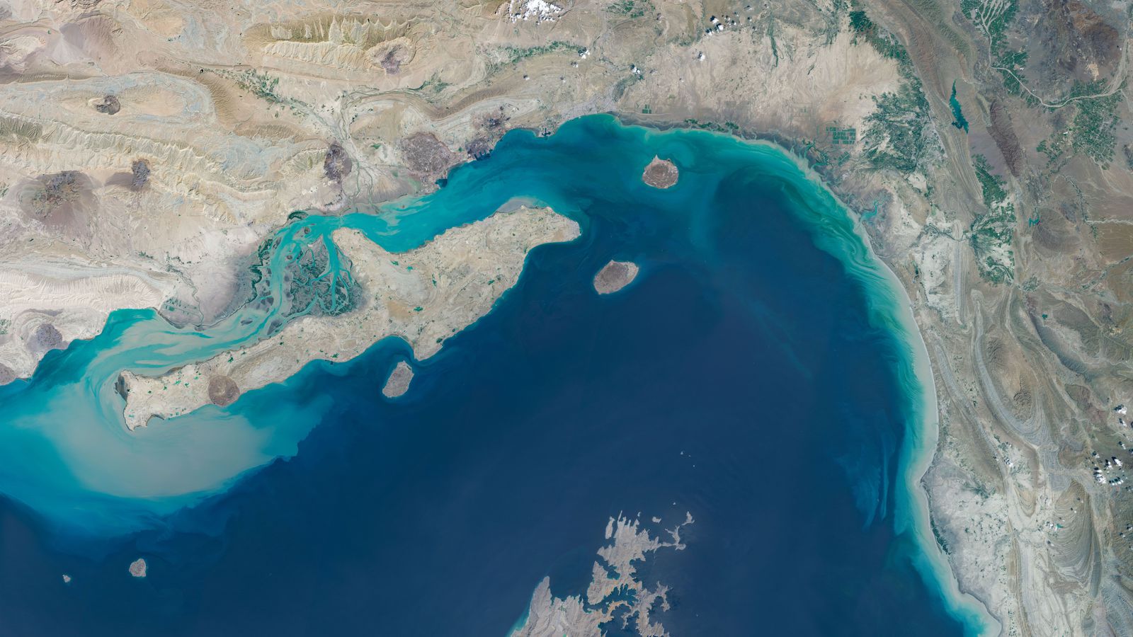 Skotið þrátt fyrir heimild frá hernum: Á­hafnir til­kynna á­rásir á Hor­mússundi - Vísir