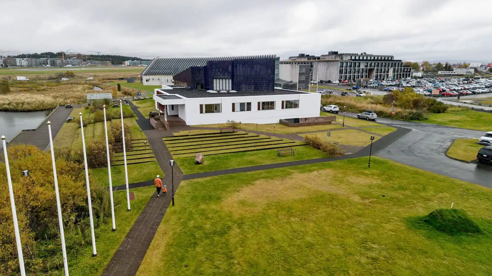 Skúrir og rigning en léttir til er líður á daginn - Vísir
