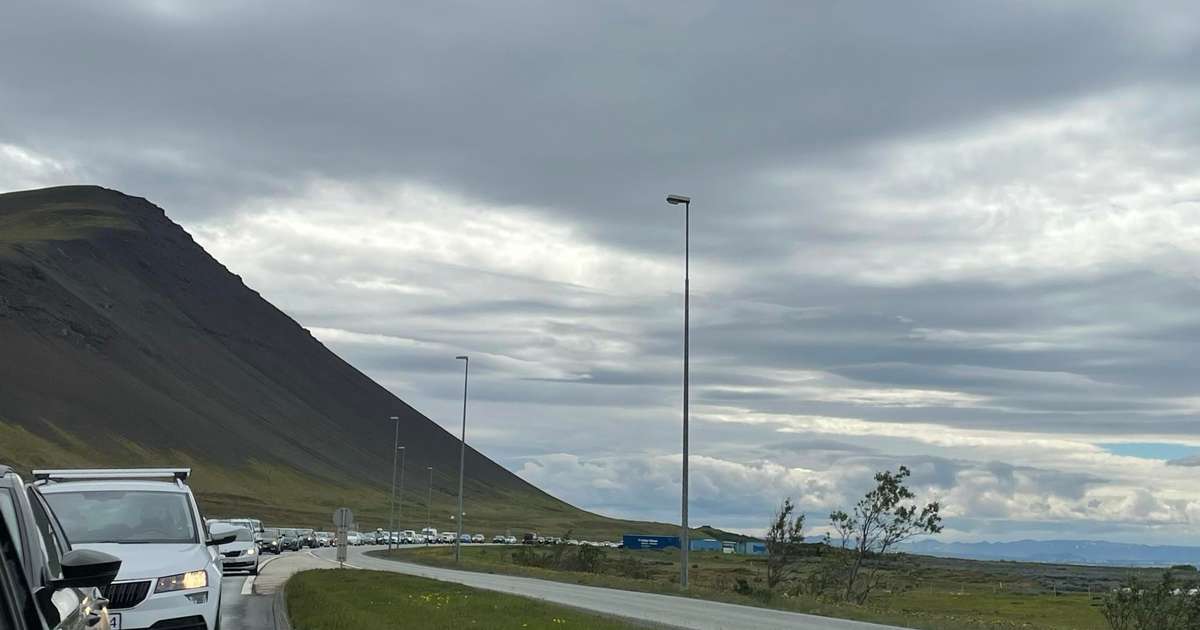 Skúrir og slydduél vestan til en bjart austan til