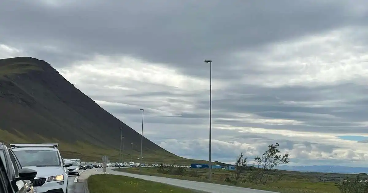 Skúrir og slydduél vestan til en bjart austan til