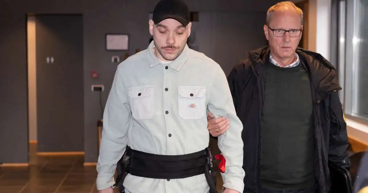 Skýrði blóð á vettvangi með opnum sárum á höndum er hann hjálpaði hinum látna í framkvæmdum