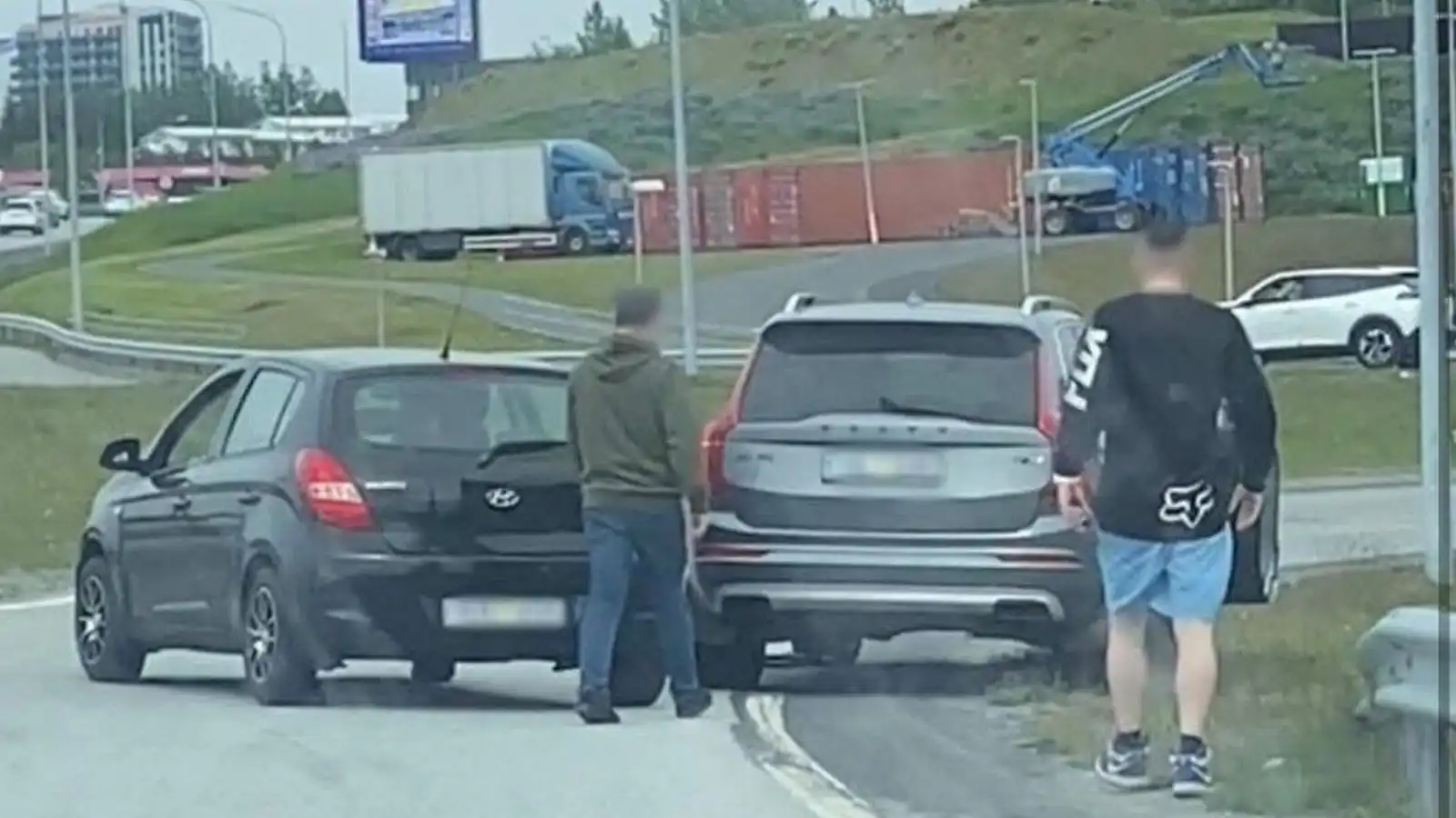 Slags­mál brutust út eftir á­rekstur - Vísir