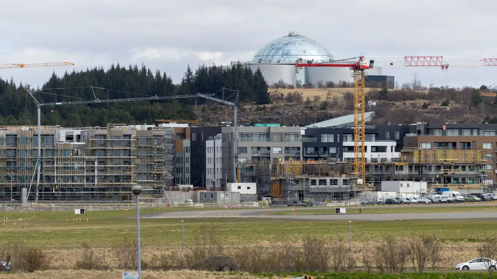 Slaka á kröfum um íbúðastærðir og verslunar­rými á jarð­hæð - Vísir
