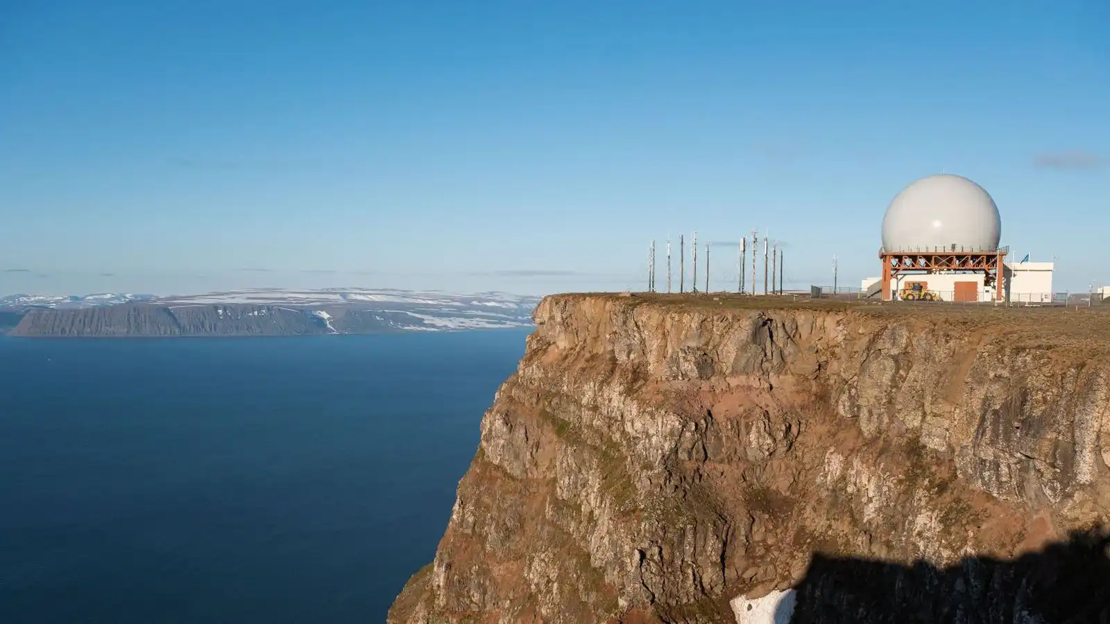 Slapp með minniháttaráverka eftir að bíll hans valt 2-300 metra niður Bolafjall - Vísir
