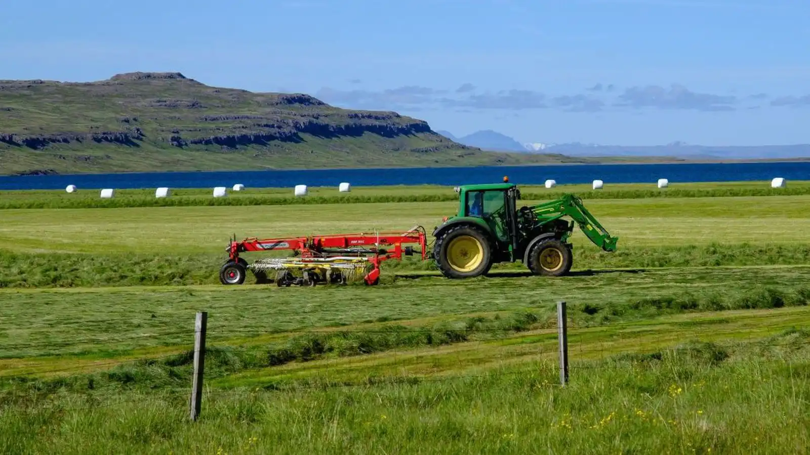 Slasaðist al­var­lega við hey­skap - Vísir