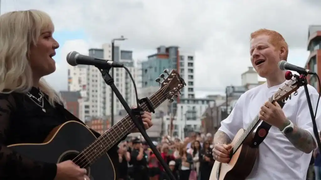 Slaufaði Spánarfríi og söng óvænt dúett með Ed Sheeran - DV