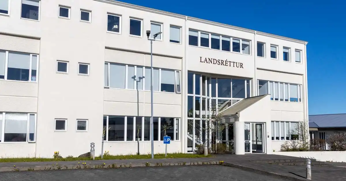 Sleppt úr haldi þrátt fyrir að játa ítrekað samræði við barn
