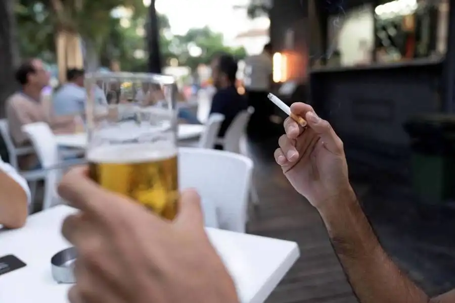 Smoking ban on bar terraces, beaches, outdoor sports events, concerts and festivals approved by Spanish Government