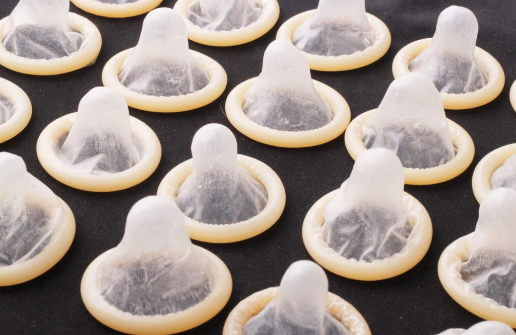 Smokkar rjúka upp í verði vegna Íransstríðsins - „Nokkrir smokkar hefðu getað komið í veg fyrir þetta stríð“ - DV