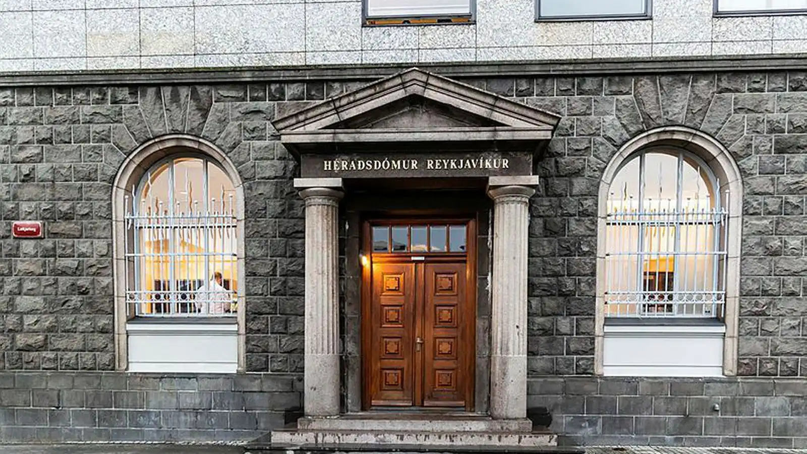 Sneri ellefu ára dreng niður og sló hann svo - Vísir