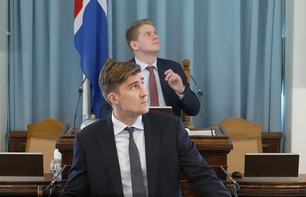 Snorra og Ingvari krossbrá á þinginu: „Það er gert hlé á þessum fundi“ - DV