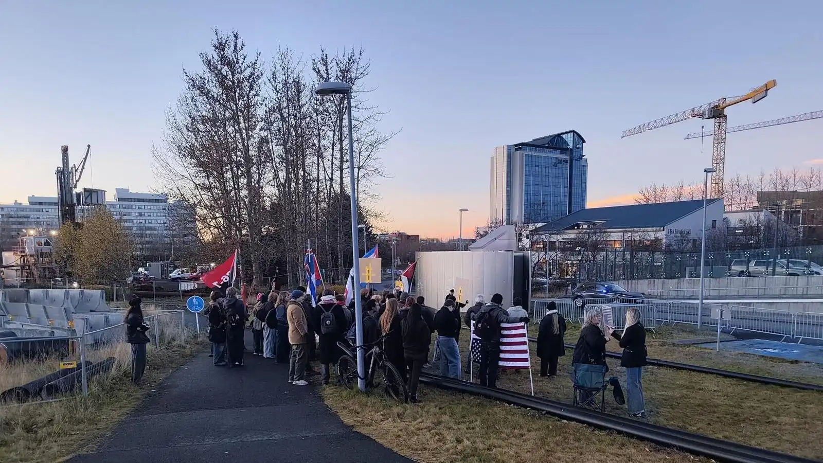Söfnuðust saman við sendi­ráðið og mót­mæltu refsiaðgerðum - Vísir