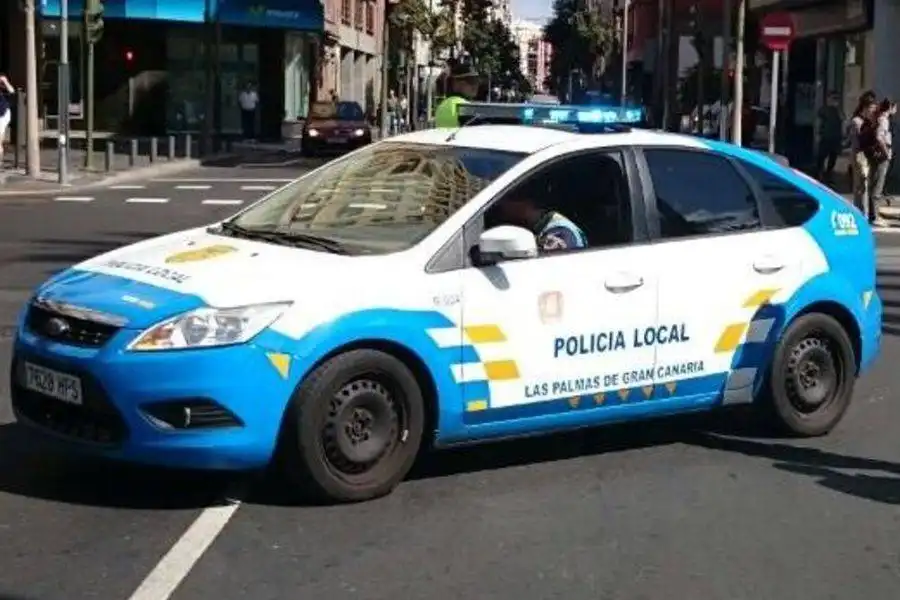 Son steals mother’s car and crashes into police vehicle in Gran Canaria