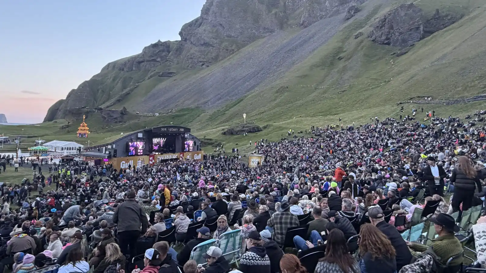 Sparkað í lög­reglu­mann og sjúkraflutningamaður sleginn - Vísir