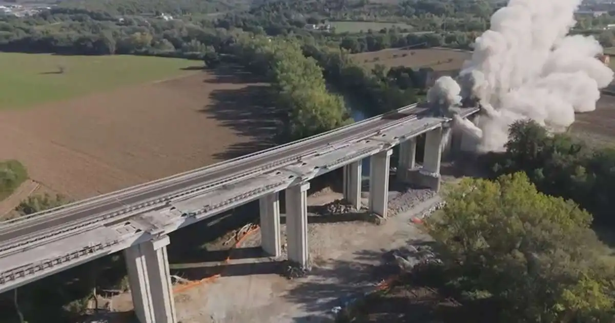 Sprengdu 1.300 metra langa brú vegna endurbóta