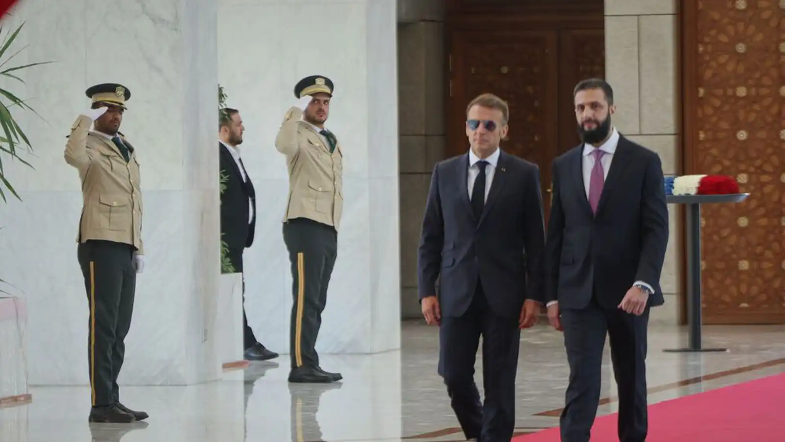 Sprengja sprakk við hótel Macron í Damaskus - Vísir