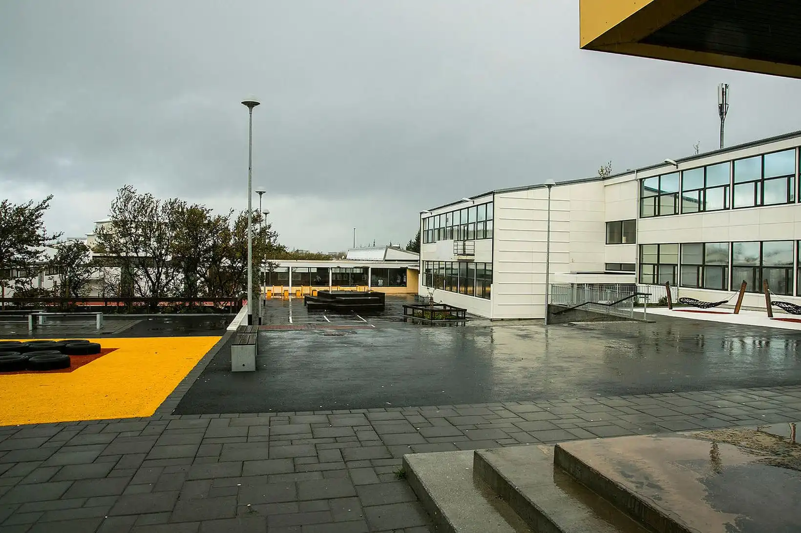 Stakk mann og sló annan með járnröri í höfuðið - MBL.IS