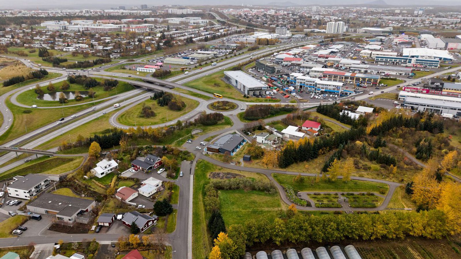 Stakk sofandi mann sem hann taldi hafa brotið á syni sínum - Vísir