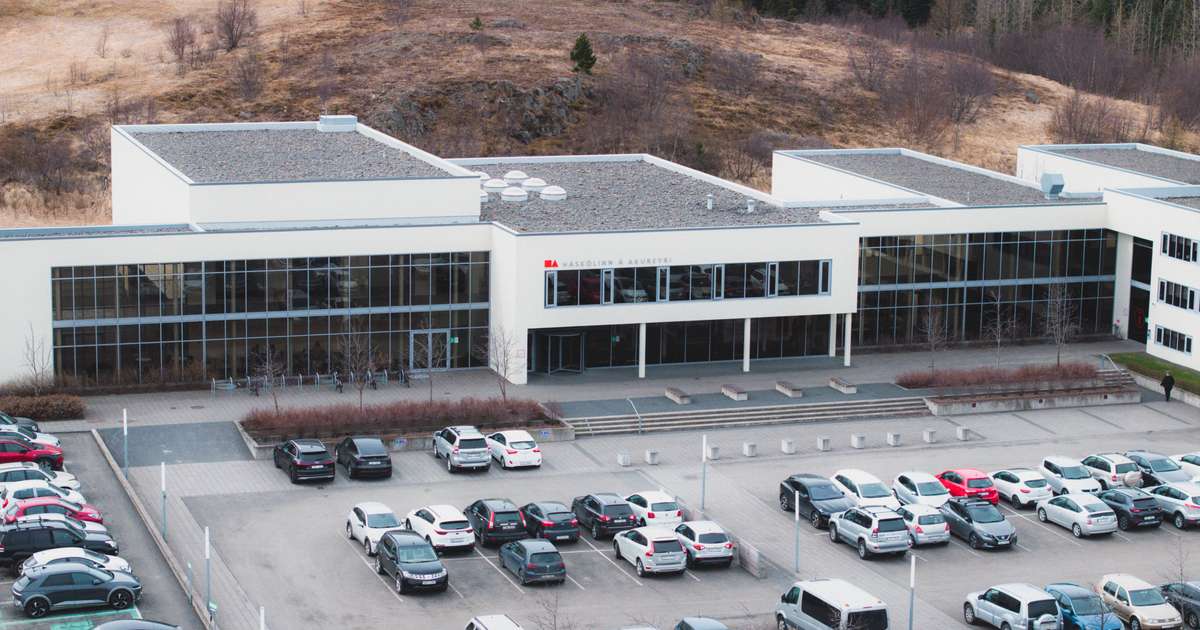 Starfsfólk beðið að vinna heima eftir að mygla greindist