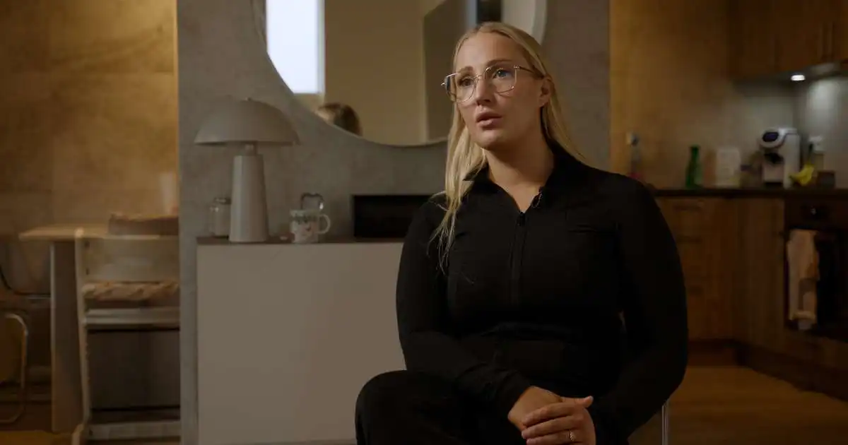 Starfsfólk sofandi á meðan barnið fór út um svaladyrnar