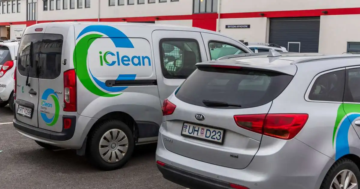 Starfsmaður fékk maka sinn til að sinna ræstingum í leyfisleysi